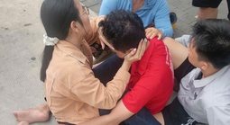 CLIP: Kịp thời cứu thanh niên có ý định nhảy xuống sông Sài Gòn tự tử