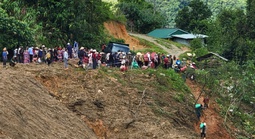 Mở đường mòn, tiếp thực phẩm cho 5 thôn bị cô lập ở Quảng Ngãi