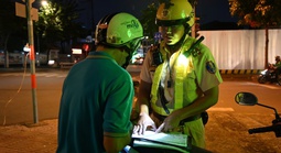 Hai người đàn ông ở TP HCM có nồng độ cồn "cao ngất" bị CSGT phát hiện