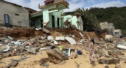 Ngổn ngang làng chài sau bão dữ