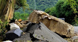 Mưa lớn gây sạt lở, Đà Nẵng tạm phong tỏa đường lên bán đảo Sơn Trà