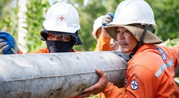 Cán bộ EVNCPC nỗ lực xuyên đêm khắc phục sự cố điện do bão số 13 Kalmaegi