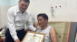 Khen thưởng 2 người hùng lao ra biển cứu người giữa sóng gió ở Lý Sơn