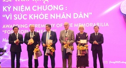 Bốn chuyên gia quốc tế nhận Kỷ niệm chương “Vì sức khỏe Nhân dân”