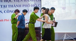 Sinh viên “biến hình" thành cảnh sát, người bán hàng để hiểu rõ pháp luật