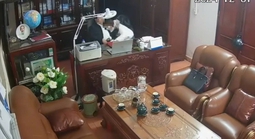 Người đàn ông "thân mật" với nhiều phụ nữ: Chủ tịch Hội đồng trường là gì?