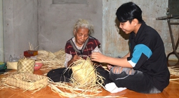 "Sống dậy" nghề đan lát của người Châu Ro xưa