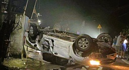 Ô tô tông gãy cột điện, làm thương vong 2 vợ chồng giáo viên