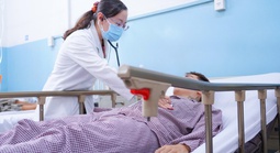 Ba mẹ con đều cùng ngộ độc sau khi ăn bánh mì cóc