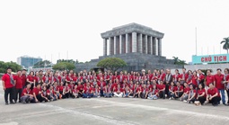 Đoàn đại biểu tham gia hành trình "Hướng về cội nguồn Cách mạng" viếng Lăng Chủ tịch Hồ Chí Minh
