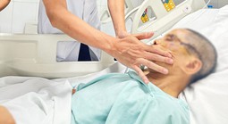 Bước hụt xuống hố thang máy, người đàn ông thoát chết hi hữu