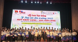 Mẹ xuất hiện bất ngờ, nữ sinh viên y dược bật khóc