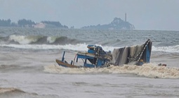 Biển động, hàng loạt tàu cá tại Lâm Đồng bị sóng đánh chìm