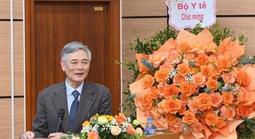 Một giáo sư y khoa tặng 10 máy nội soi hiện đại cho bệnh viện cơ sở