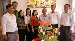 Lãnh đạo UBND TP HCM thăm nhạc sĩ Trần Long Ẩn