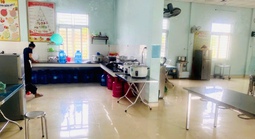 Hiệu trưởng Đỗ Văn Mỹ trực tiếp chế biến món cá kho có “vi khuẩn gây ngộ độc”