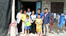 Thăm hỏi người lao động, người dân Huế bị ảnh hưởng bởi bão lũ