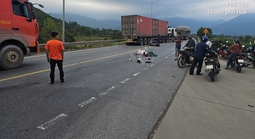 Hai người đi xe máy chết tại chỗ sau va chạm với ô tô tải trên Quốc lộ 1