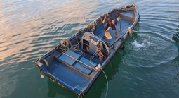 Phát hiện chiếc thuyền không người, có chữ nước ngoài trôi dạt vào Cồn Cỏ