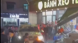 Ô tô 7 chỗ lao vào quán bánh xèo rồi tiếp tục rồ ga bỏ chạy