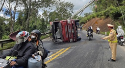 Xe đầu kéo lật trên đèo Măng Đen, Quốc lộ 24 ách tắc
