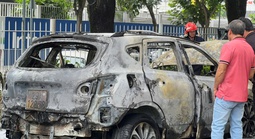 Hiện trường vụ cháy rụi ô tô ở khu Thảo Điền, TPHCM