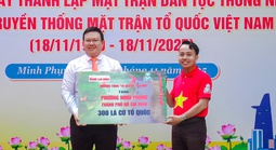 VIDEO: Báo Người Lao Động tặng 300 lá cờ Tổ quốc đến phường Minh Phụng