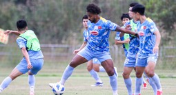 Đội tuyển Việt Nam hào hứng tập luyện tại Lào