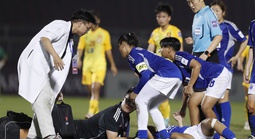 Cầu thủ 15 tuổi ngã quỵ trong chiến thắng của nữ TP HCM