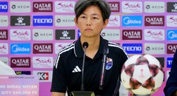 HLV Lion City Sailors thông báo học trò đã tỉnh táo sau khi ngã quỵ trên sân Thống Nhất