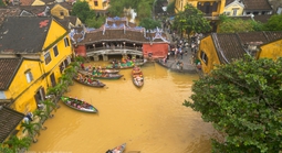 Phố cổ Hội An lại ngập, người dân tất bật dọn lũ