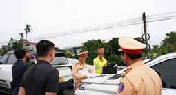 Ô tô "chiếm" cầu để tránh lũ sẽ bị xử lý như thế nào?