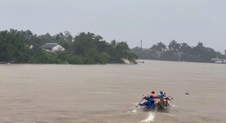 Ba người đàn ông gặp nạn khi ghe bị lật giữa dòng nước lũ