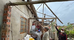 Gia Lai: Lốc xoáy bất ngờ cuốn tốc mái 10 nhà dân mới sửa sau bão