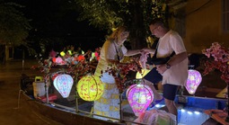 Hình ảnh khách Tây đua nhau đi thuyền "ngắm nước lụt" ở phố cổ Hội An