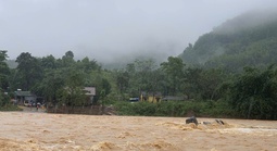 Mưa lũ lớn ở miền Trung khiến 12 người chết và mất tích