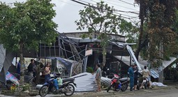 CLIP: Lốc xoáy kinh hoàng ở Đà Nẵng, 4 người bị thương