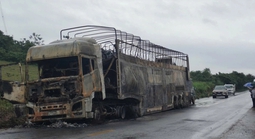 Ngọn lửa thiêu rụi 128 xe máy trên xe đầu kéo ở Quảng Trị