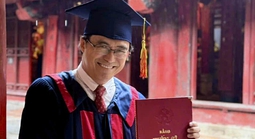 Đạo diễn Hữu Luân hạnh phúc đón nhận bằng tiến sĩ quản lý văn hóa