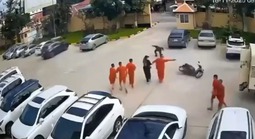 Phạm nhân chĩa súng bỏ trốn ngay trước tòa án ở Campuchia