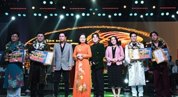 Hoa hậu Nhân ái Đậu Hằng Nga trao giải tại Chung kết Ngôi Sao Nhạc Việt 2025