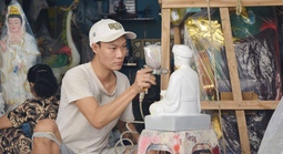 Xóm tạc tượng dưới chân cầu Ông Buông