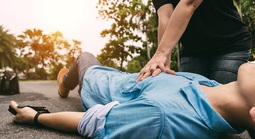 Vắt chanh vào miệng để cứu người ngưng tim, bác sĩ cảnh báo nóng