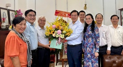 Phó Bí thư Thường trực Thành ủy Lê Quốc Phong thăm nhà giáo tiêu biểu ở TP HCM