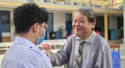 Ông giáo già "chịu chơi" - Trần Anh Tuấn