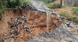 Sau mưa lớn, tỉnh lộ 587 ở Quảng Trị xuất hiện hình ảnh rùng mình