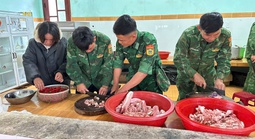 Ấm áp bữa cơm bộ đội và giáo viên nấu cho người dân vùng sạt lở Hùng Sơn