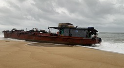 Chuẩn bị phương án cứu hộ tàu hàng chở 2.000 lít dầu mắc cạn ở Quảng Ngãi