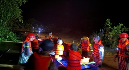 CLIP: Giải cứu 180 người dân ra khỏi vùng nguy hiểm trong đêm