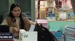 Phụ huynh đón con về khi Phó hiệu trưởng Đỗ Thị Hồng Huế xuất hiện trở lại trường